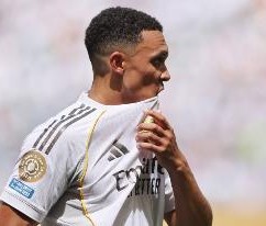 刚来就成替补！TA：尽管皇马签下阿诺德，卡瓦哈尔将长期占据首发