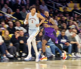 麻将胡了-帕克：文班最终能和乔詹佛同一级别 他唯一要做的就是夺冠